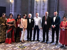 A view from the RECOGYN Congress, the first aesthetic genital meeting in India. Dr. Süleyman Eserdag with Prof. Adam Ostrzensky and his team from USA, and a group of physicians from Poland (2017).